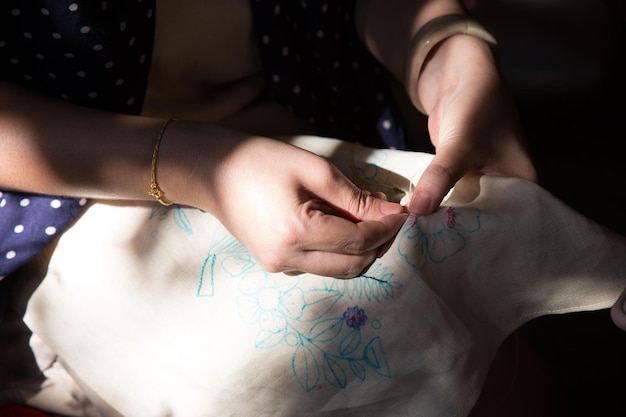 ręce haftujące wzór